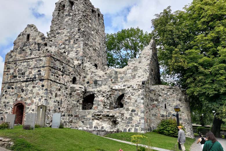 Visitando antiche rovine in Sigtuna